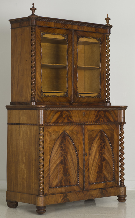 Magnifique armoire plaquée du XIXe siècle ayant appartenu à Anne Hébert, collection du Musée de la civilisation.