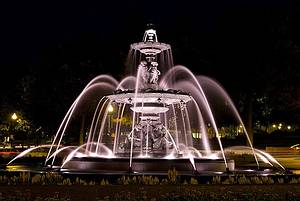 Photo de la fontaine de Tourny, toute illuminée, en soirée. 