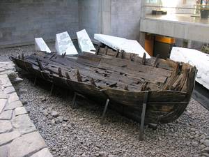 Embarcation de 1735, exposée en 2007 dans le hall du Musée de la civilisation à Québec.