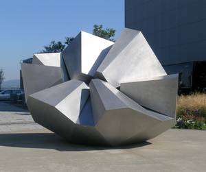 Convergence (2000) est une oeuvre en aluminium de Jean-Pierre Morin. Photagraphiée dans le Jardin du Palais des congrès de Québec, elle est maintenant installée sur la promenade Champlain.